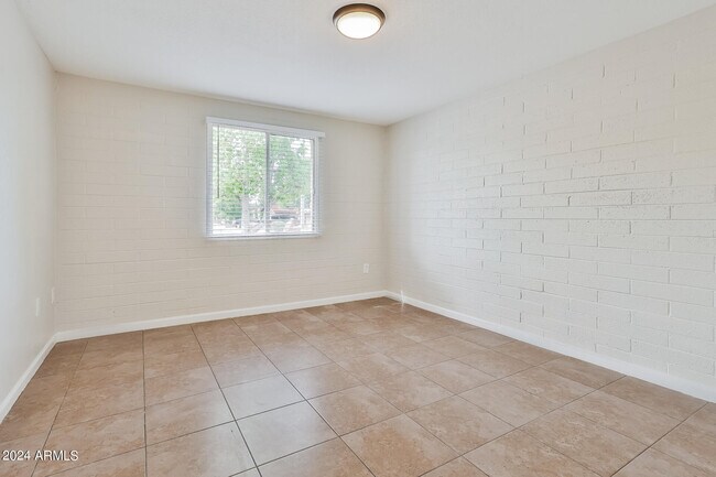 Building Photo - 7416 W Glenrosa Ave