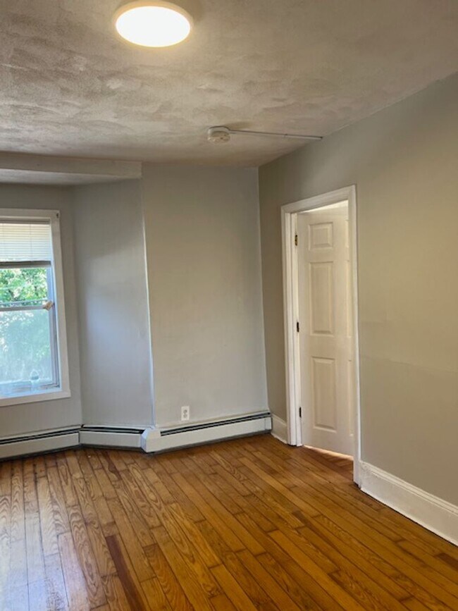 Building Photo - 31 Beecher St