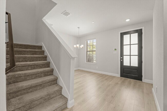 Building Photo - 1045 Thomas Pl
