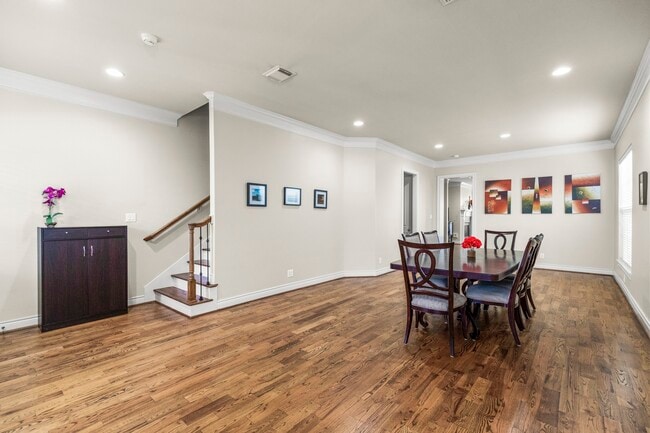 Building Photo - 821 W 26th St