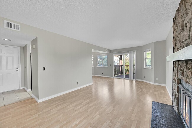 Building Photo - $1,650.00 - 2 Bedrooms, 1.5 Bathrooms Condo in Aurora with Cozy Fireplace!