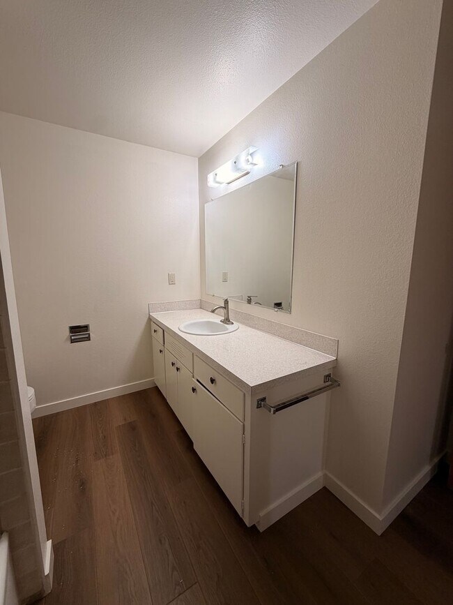 Building Photo - 2-Bedroom 1 1/2- bathroom Townhouse style duplex.