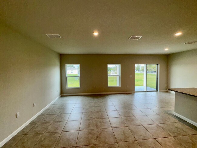 Building Photo - Three Bedroom Home in Winter Haven For Rent!