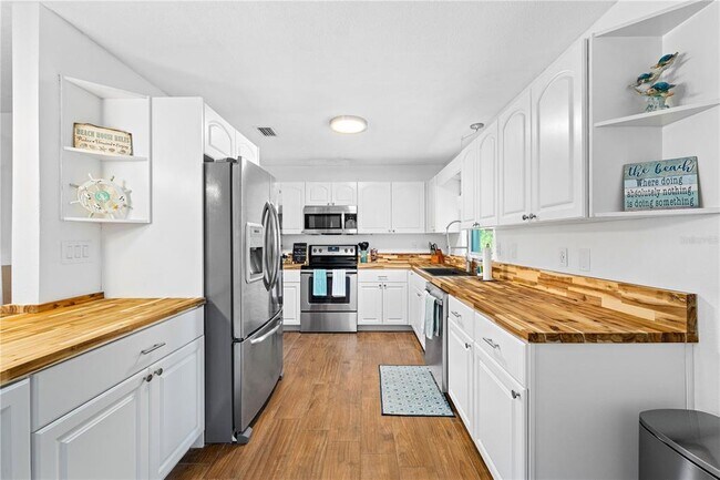 Building Photo - 2549 Clarendon Ave