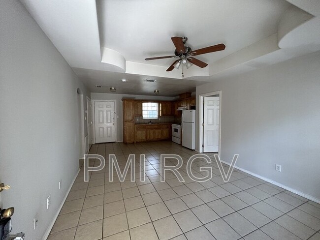 Building Photo - 901 E Daffodil Ave