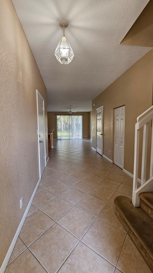 Building Photo - 3027 N Evergreen Cir