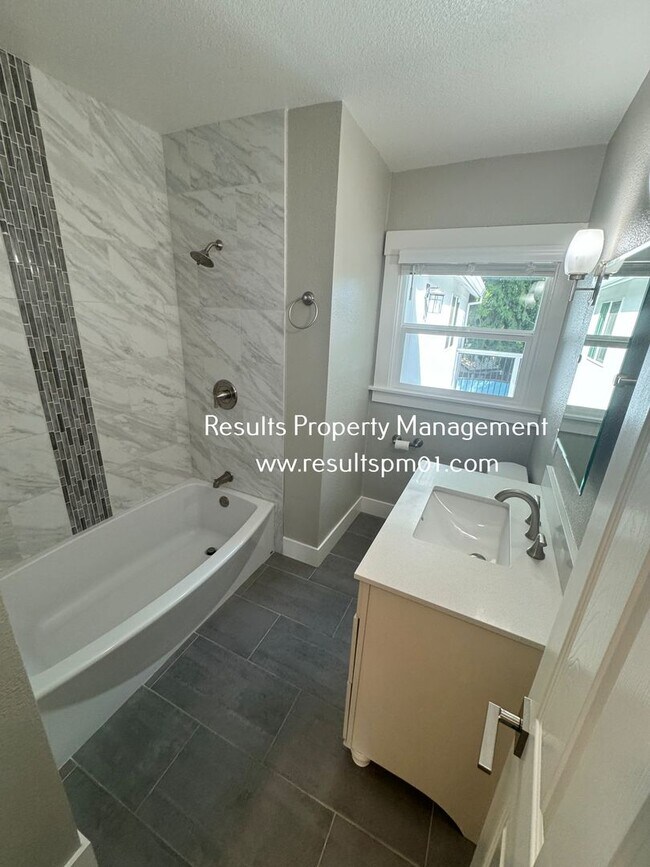 Building Photo - Coming Soon! 3 Bed 2 Bath Cottage Penryn