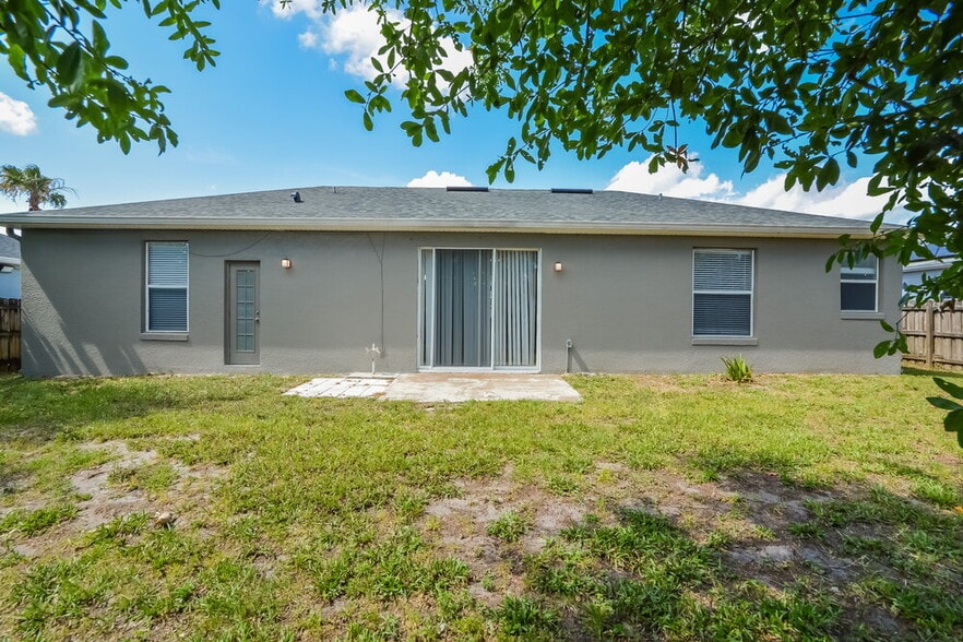 Building Photo - 717 Modena St