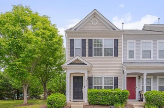 Building Photo - Cozy End-Unit Townhome – Prime Durham Location