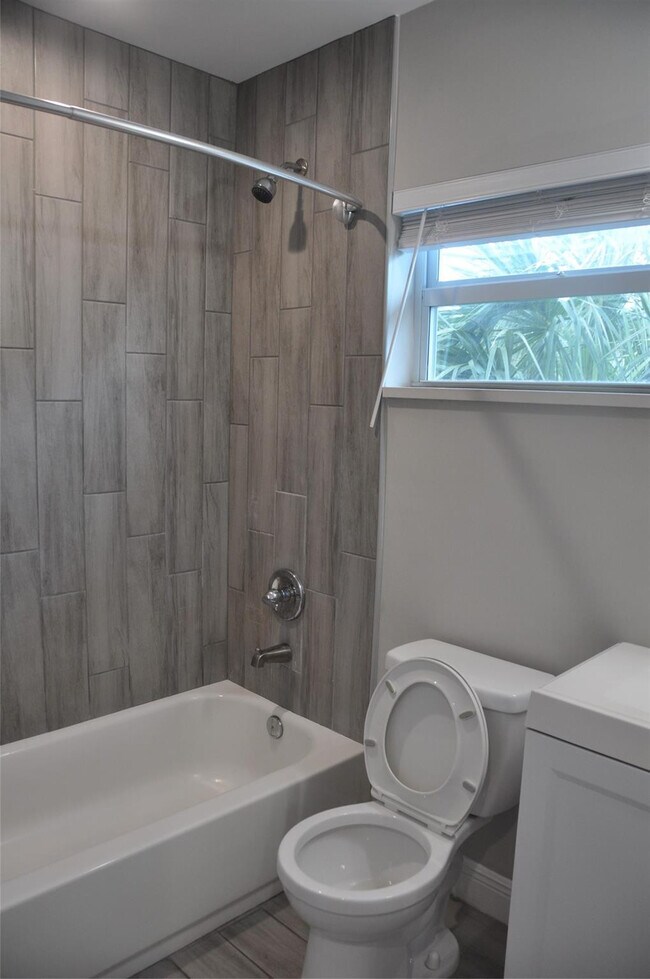 Building Photo - 1216 NW 6th Ct