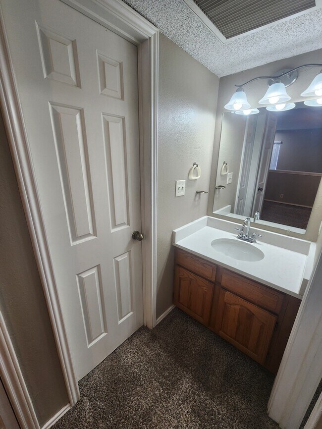 Building Photo - 1 bed 1.5 bath at Sagewood Condominiums, 2...