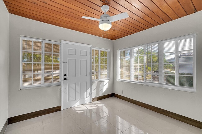 Building Photo - 330-348 SW 48th Ave