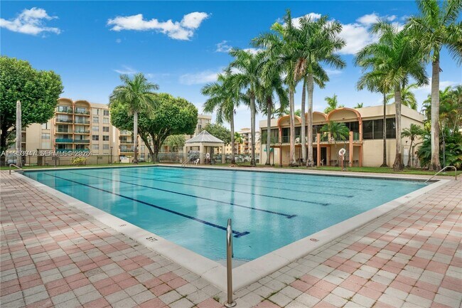 Building Photo - 9340 Fontainebleau Blvd