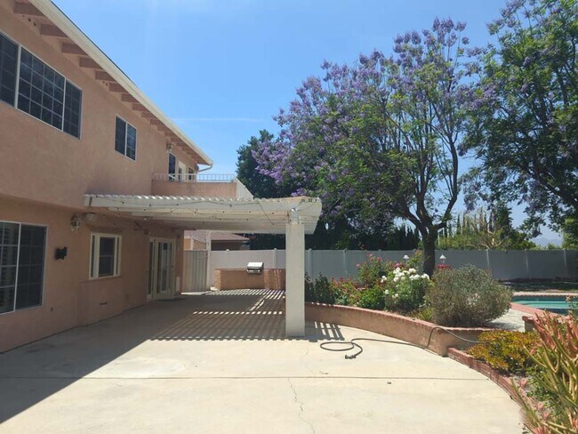 Building Photo - Beautiful and Spacious 4 Bed, 3 Bath Home ...