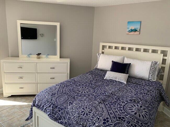 Bedroom - 690 Island Way