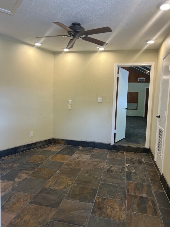 Building Photo - 4628 Roseneath Dr