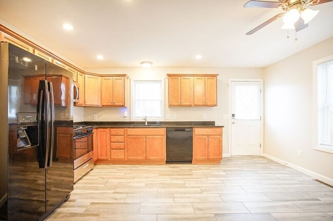 Building Photo - 160 Goodwin St