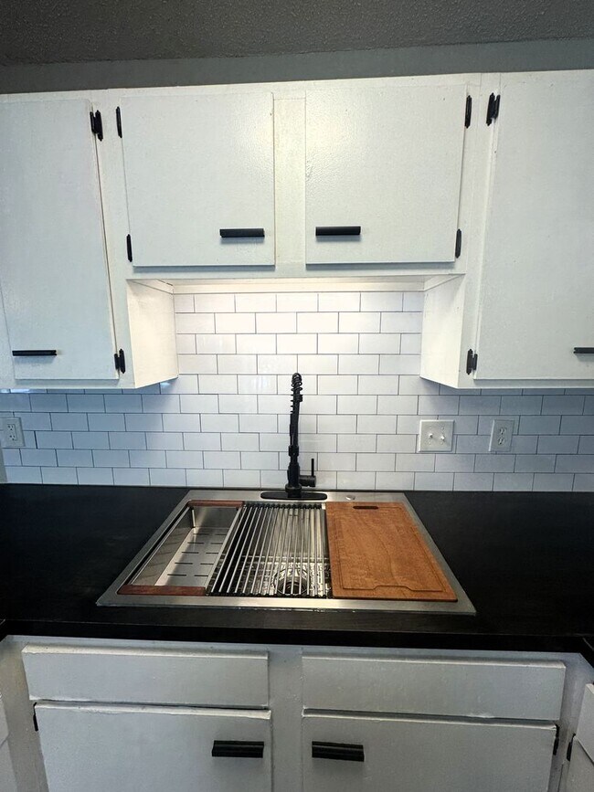 Building Photo - Move In Special: 1/2 Off 1st Month's Rent!!