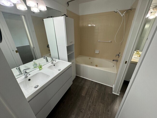 Building Photo - Recently updated condo with gym, pool, and...