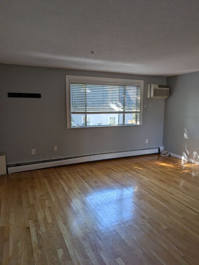 Building Photo - Somerville 2 bedroom with parking for 9/1