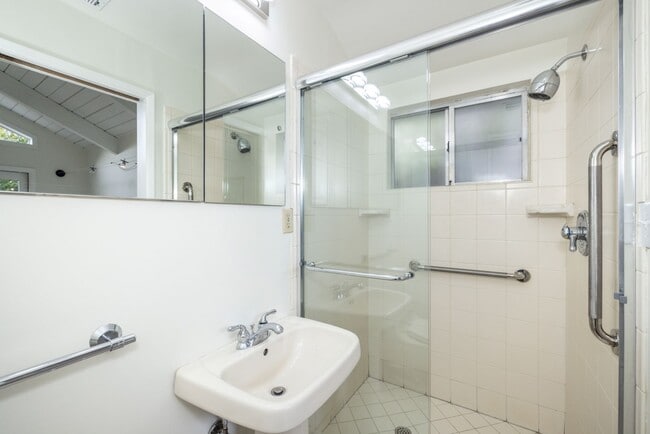 Building Photo - Charming 3 Bed, 2 Bath Single Story Home - Available Short Term!