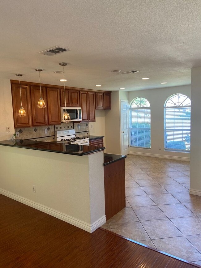 Building Photo - Prairie Oaks 3 Bdrm, 2 bath