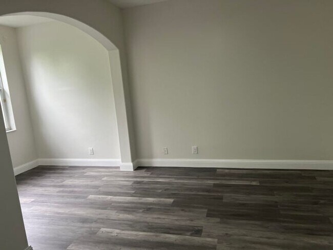 Building Photo - 5076 SW 38th Way