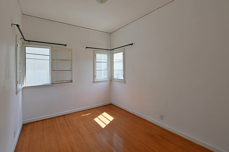 Building Photo - 657 S La Jolla Ave