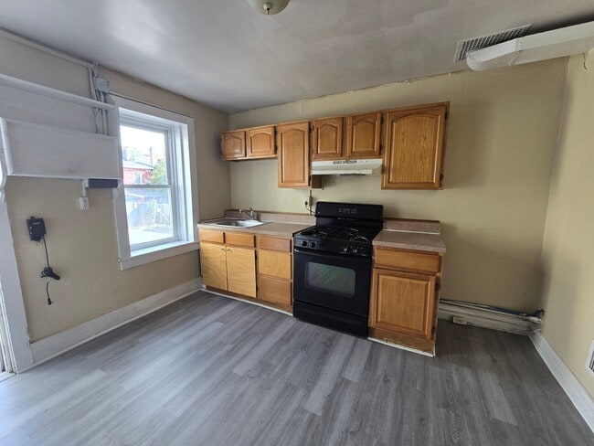 Building Photo - 528 N Jute St