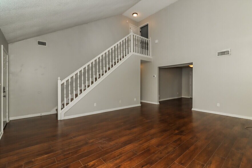 Building Photo - 2521 Country Lake Cir