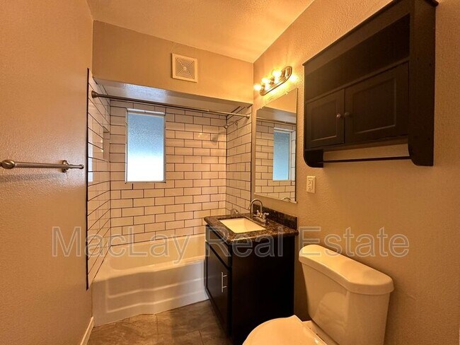 Building Photo - 1802 E Hubbell St