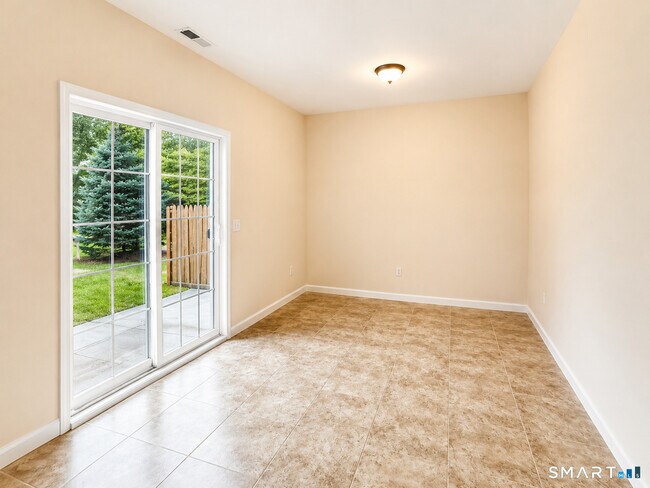 Building Photo - 8 Old Oak Dr