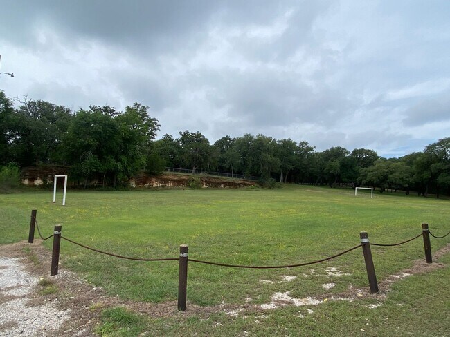 Building Photo - 2 BEDROOM NEAR LAKE BELTON