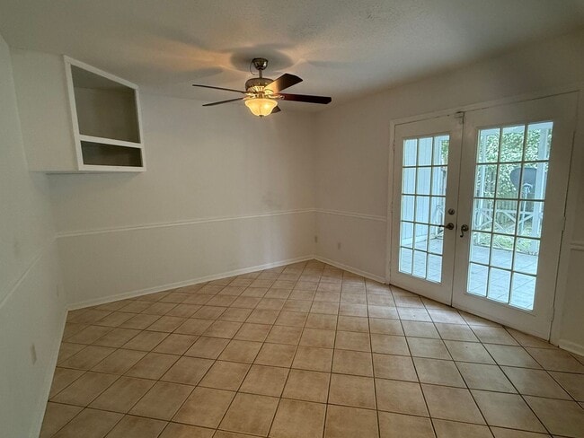 Building Photo - Nice 2 bedroom, 1.5 Townhouse