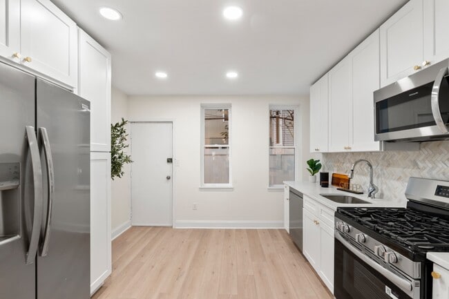 Building Photo - 1638 Latona St