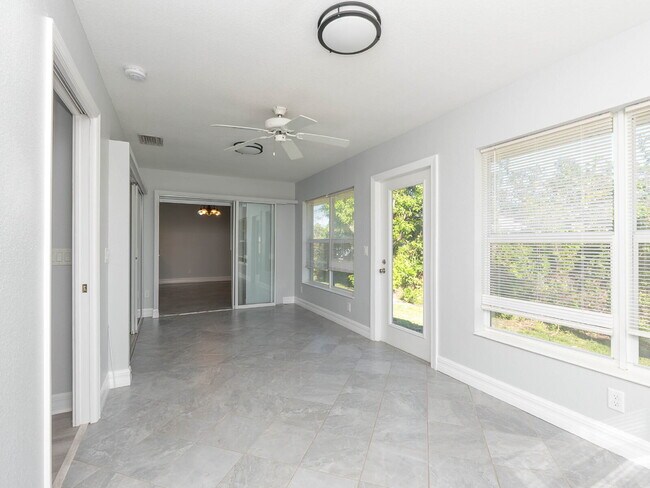 Building Photo - 2-Bed, 2-Bath Venice Home with Brand New Roof and AC