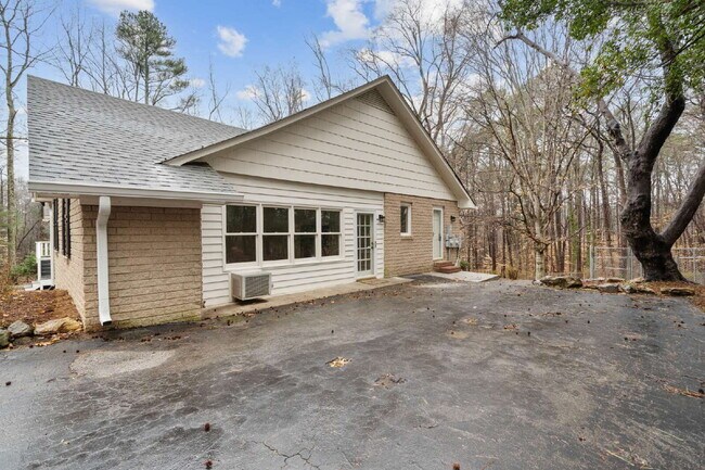Building Photo - Spacious and Unique 5-Bedroom Home in Chapel Hill!