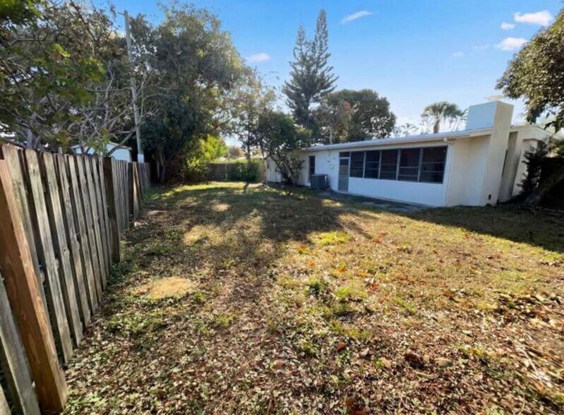 Building Photo - 141 SE Calmoso Dr