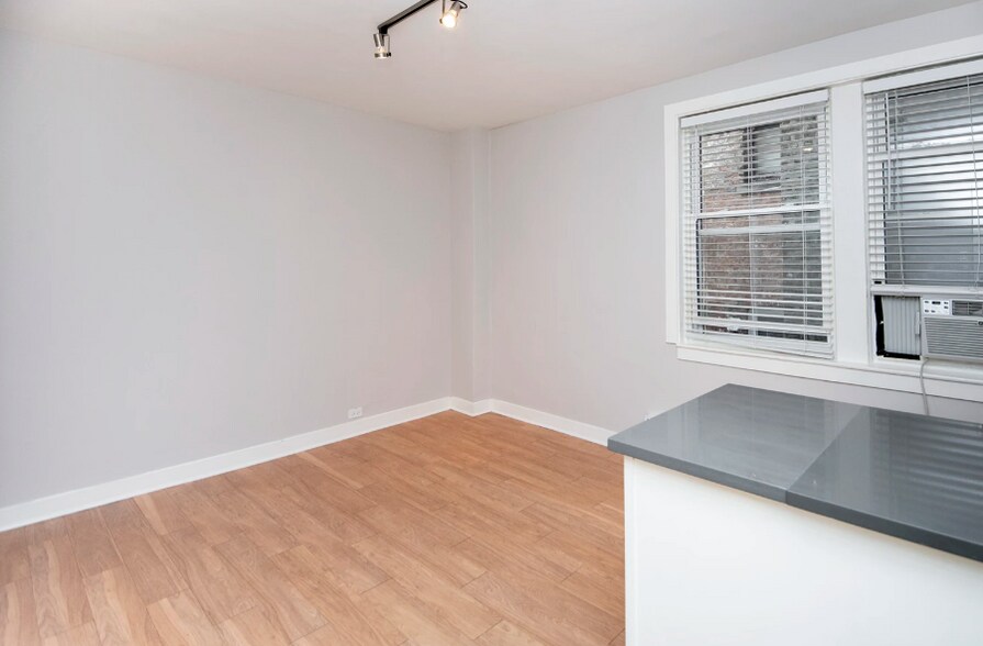 Building Photo - 537 W Belmont Ave