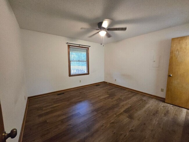Building Photo - NEW LISTING!!!!!