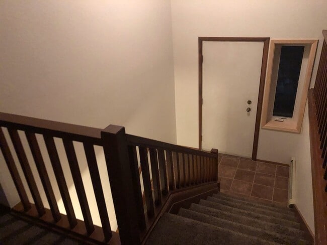 Building Photo - Large 3 Bed, 2 1/2 Bath, 2 Car Garage in North Pole!