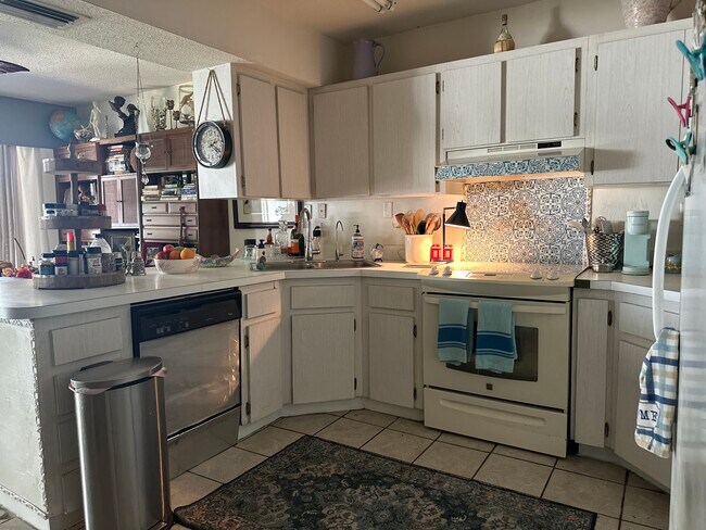 Building Photo - 1655 S Highland Ave