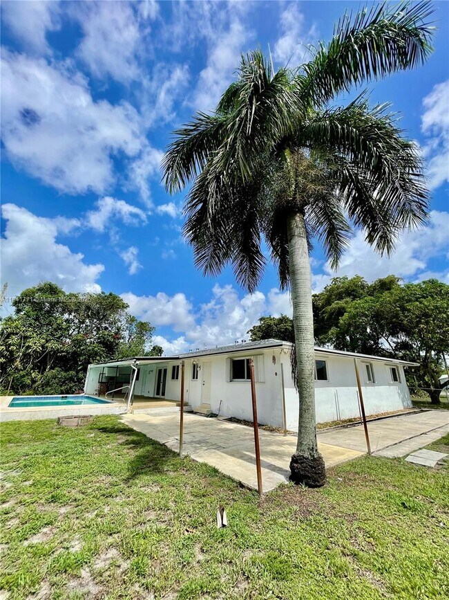 Building Photo - 4430 W Broward Blvd