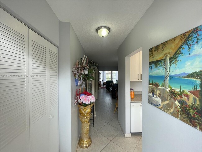 Building Photo - 5031 W Oakland Park Blvd