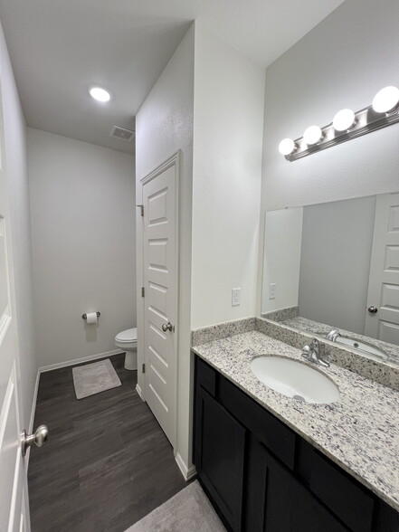 Building Photo - 1018 S Benchmark Ln