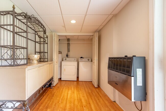 Building Photo - Spacious Ranch Close to Campus