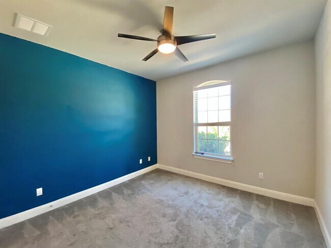 Building Photo - 2212 Laurel Arbor Dr