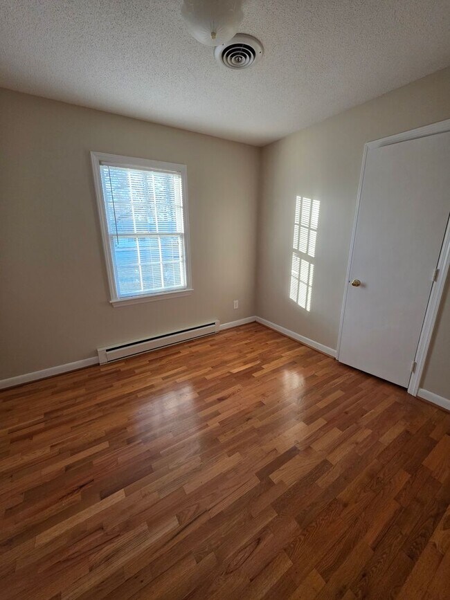 Building Photo - 3 BR with Den & Carport!