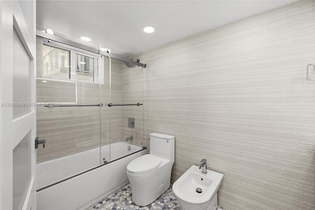 Building Photo - 2457 Collins Ave