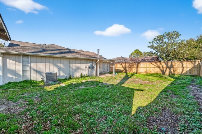 Building Photo - 15811 Pfeiffer Dr